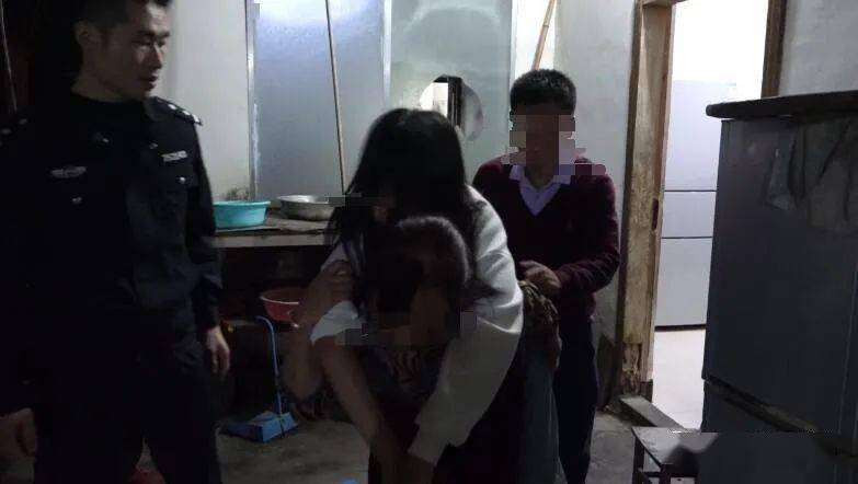怀疑母亲遭电诈女孩果断出手找警察 怀疑母亲遭电诈女孩果断出手找警察